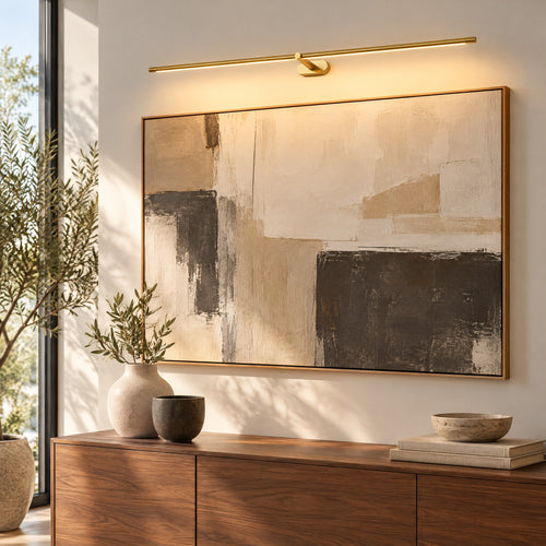 Applique murale LED dorée éclairant un tableau au-dessus d'un buffet dans un salon