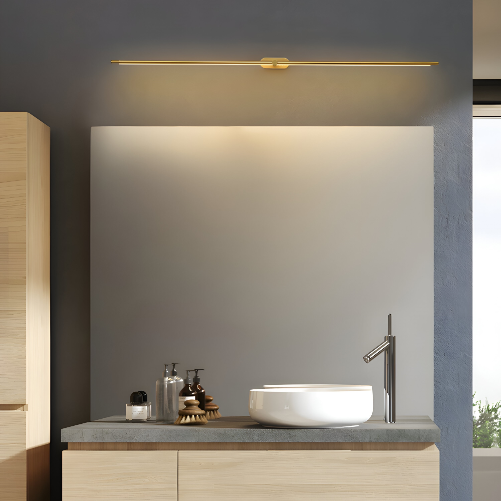 Applique murale LED dorée au-dessus d'un miroir et d'une vasque