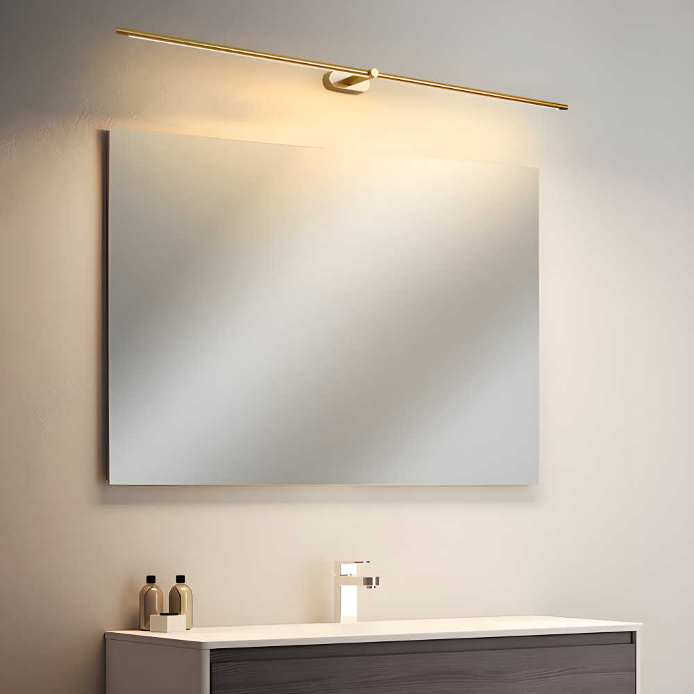 Applique murale LED dorée allumée au-dessus d'un miroir