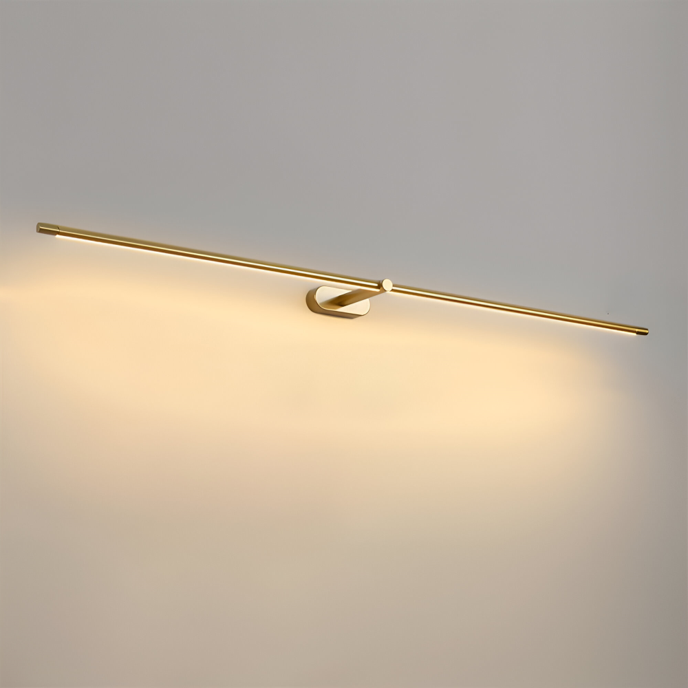 Applique murale LED dorée allumée en lumière chaude