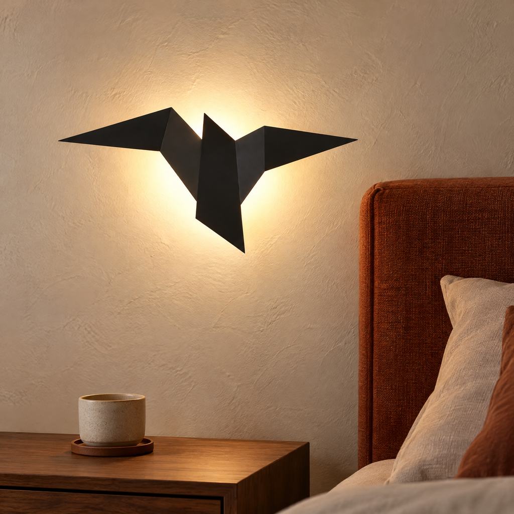 Applique murale oiseau noire à lumière chaude au-dessus de la table de chevet dans la chambre
