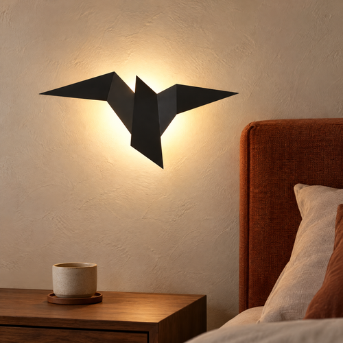 Applique murale oiseau noire à lumière chaude au-dessus de la table de chevet dans la chambre