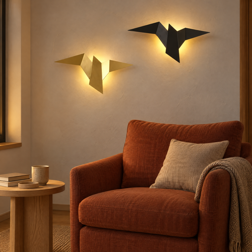Deux appliques murales LED oiseau, dorée et noire, au-dessus d'un fauteuil dans un coin lecture
