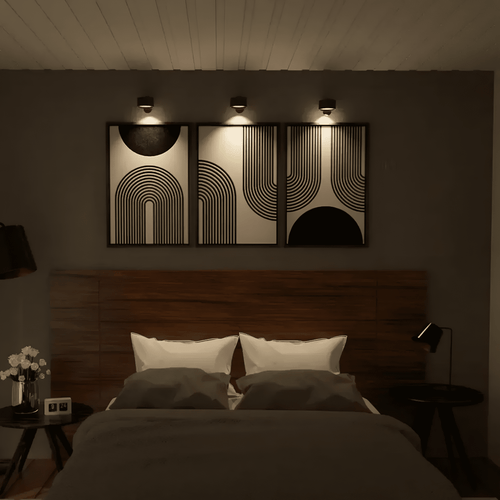 Appliques murales sans fil au-dessus de tableaux dans une chambre