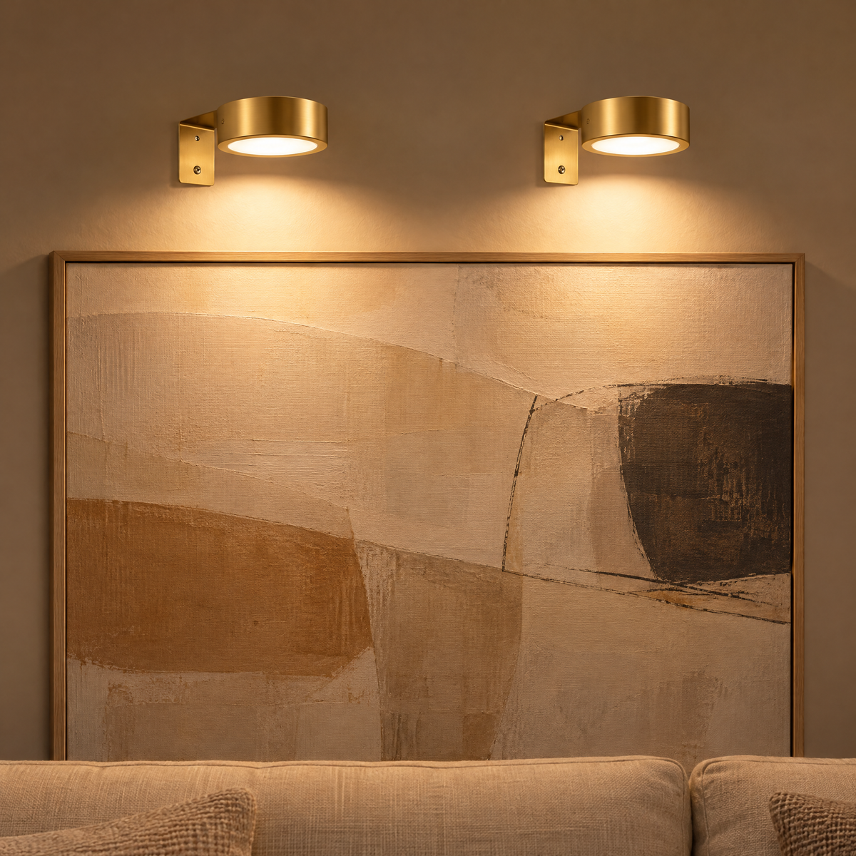 Applique murale sans fil dorée : deux appliques LED éclairent un grand tableau dans le salon