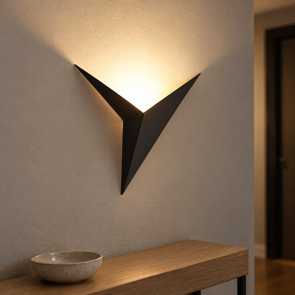Applique murale triangle noire à lumière chaude vers le haut dans le couloir, au-dessus d'une console