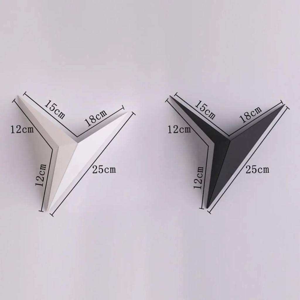 Dimensions de l'applique triangle blanche et noire : côtés de 15, 18, 12, 12 et 25 cm