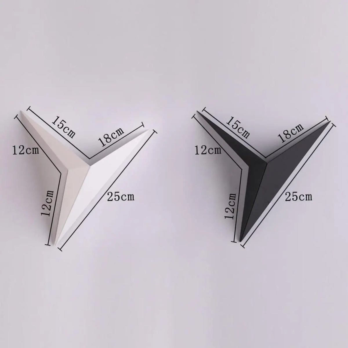 Dimensions de l'applique triangle blanche et noire : côtés de 15, 18, 12, 12 et 25 cm