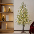 Arbre lumineux aux feuilles vertes devant une bibliothèque avec décoration de Noël
