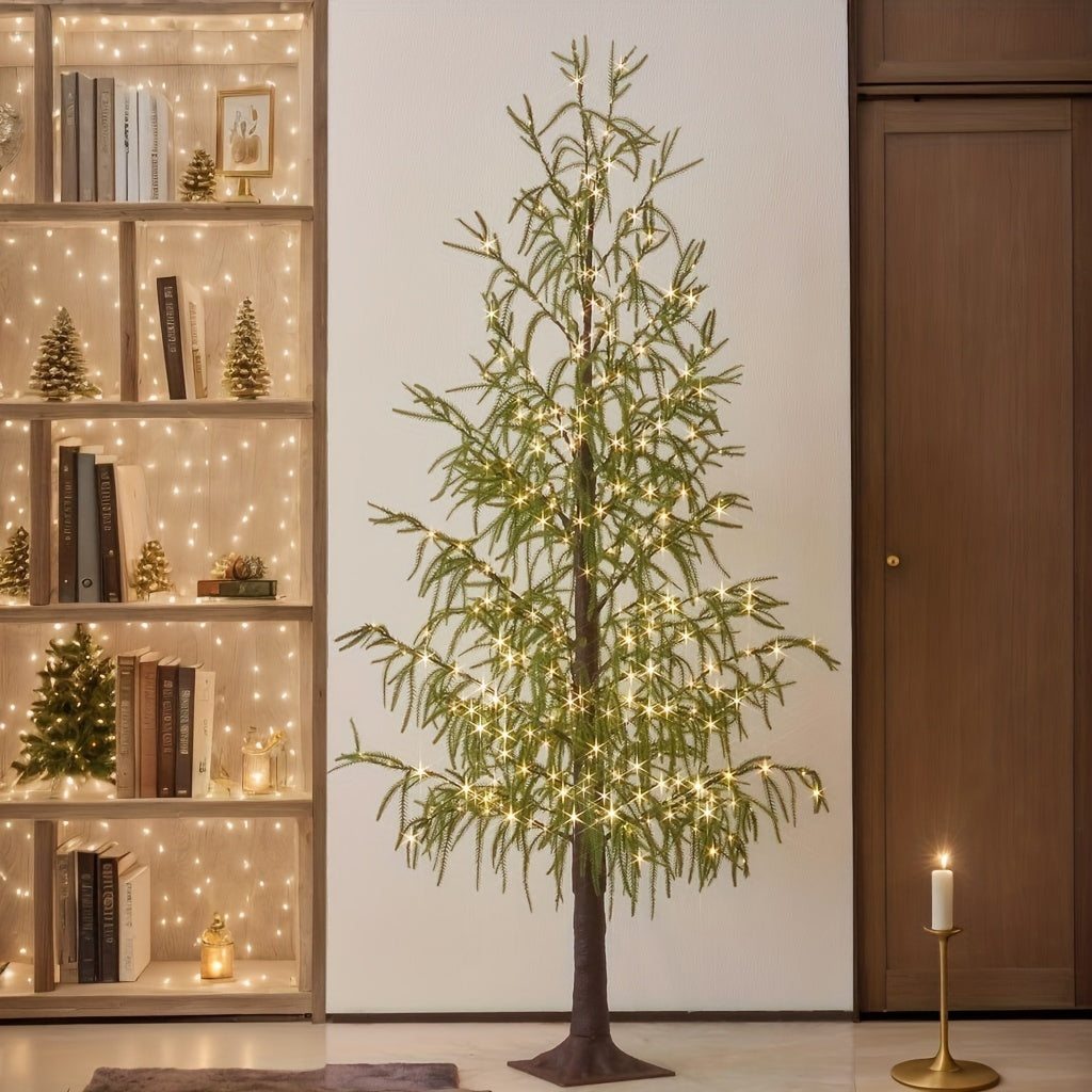 Arbre lumineux aux feuilles vertes à côté d'une étagère éclairée et d'une bougie