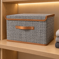Boîte de rangement avec couvercle effet tweed sur une étagère en bois