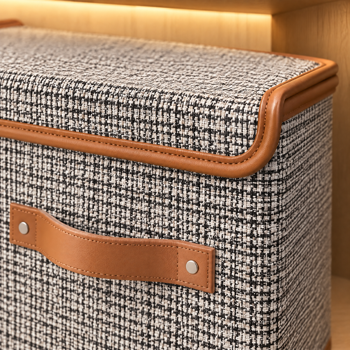 Gros plan sur le tissu effet tweed et la poignée en similicuir
