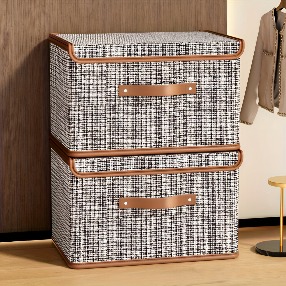 Deux boîtes de rangement effet tweed empilées près d'une penderie