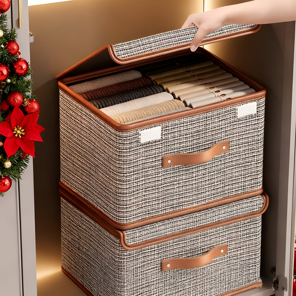 Boîtes de rangement effet tweed empilées, couvercle soulevé sur du linge