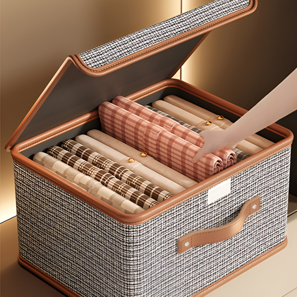 Main rangeant du linge dans une boîte de rangement effet tweed