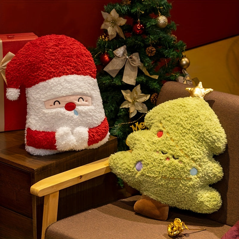Coussins de Noël Père Noël et sapin dans un fauteuil en bois devant le sapin décoré