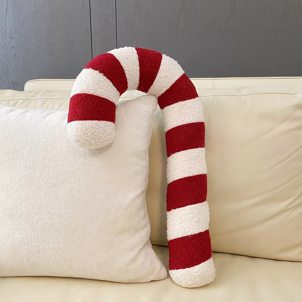 Coussin sucre d'orge rouge sur un canapé clair