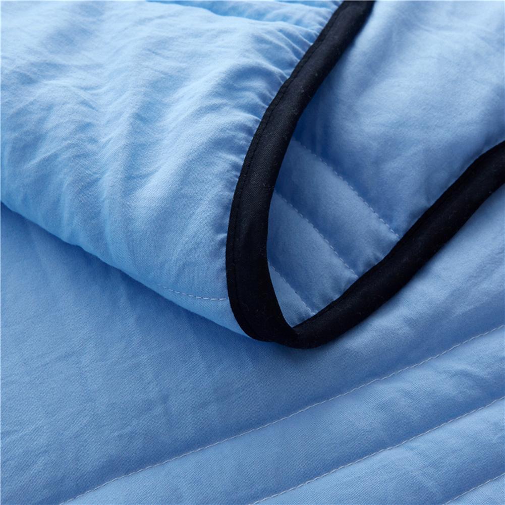 Gros plan sur le passepoil noir de la couverture rafraîchissante bleue