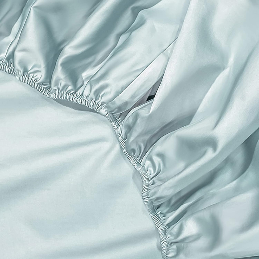 Élastique du drap-housse vert menthe sur l'angle d'un matelas