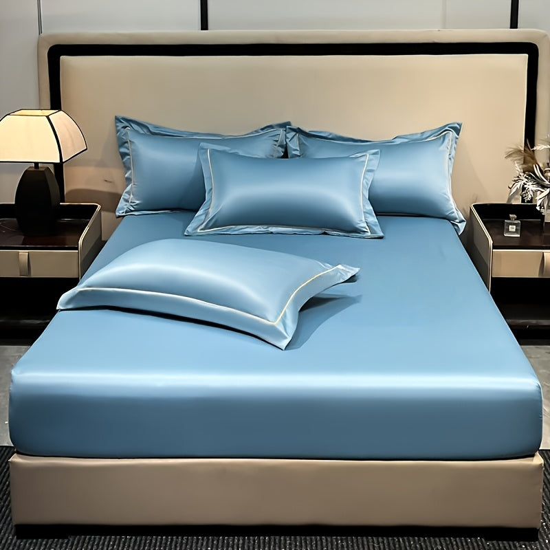 Drap-housse aspect satiné bleu sur un lit double