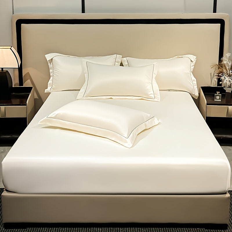 Drap-housse aspect satiné blanc cassé sur un lit double