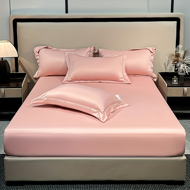 Drap-housse aspect satiné rose sur un lit double