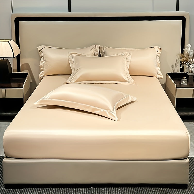 Drap-housse aspect satiné beige sur un lit double
