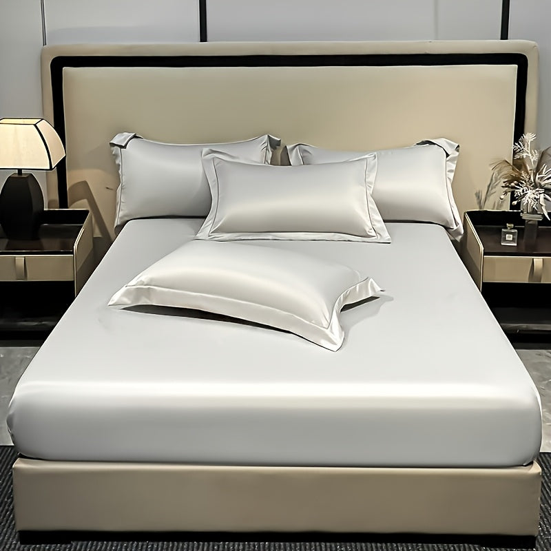 Drap-housse aspect satiné gris clair sur un lit double