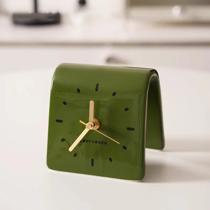 Horloge design en céramique coloris vert olive