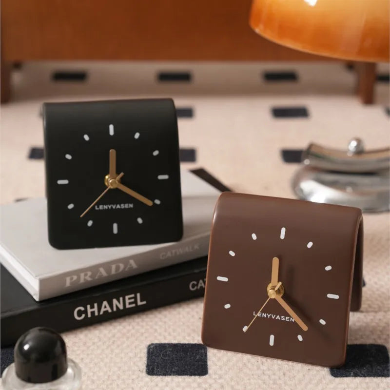 Horloges à poser noire et marron sur un bureau