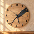 Horloge murale bois 30 cm à chiffres sur un mur de pierre chaulée