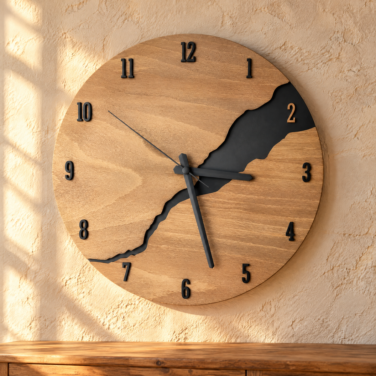 Horloge murale bois 30 cm à chiffres sur un mur de pierre chaulée