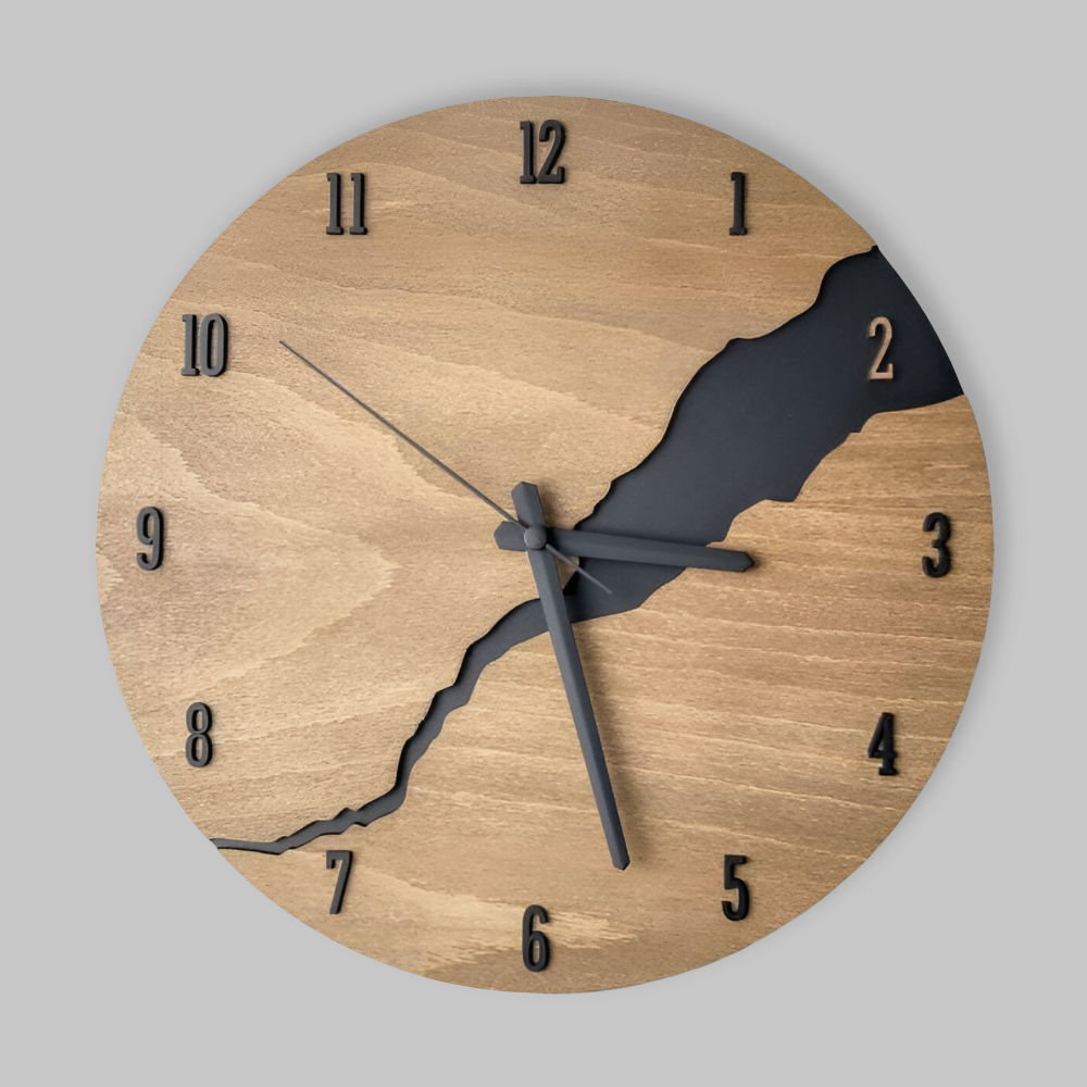 Horloge murale bois style chiffres sur fond gris