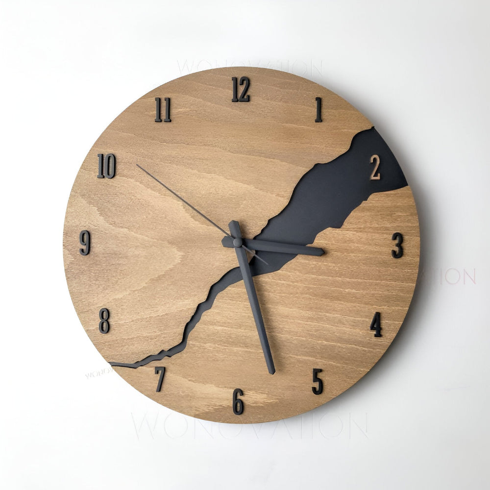 Horloge murale bois style chiffres sur fond blanc