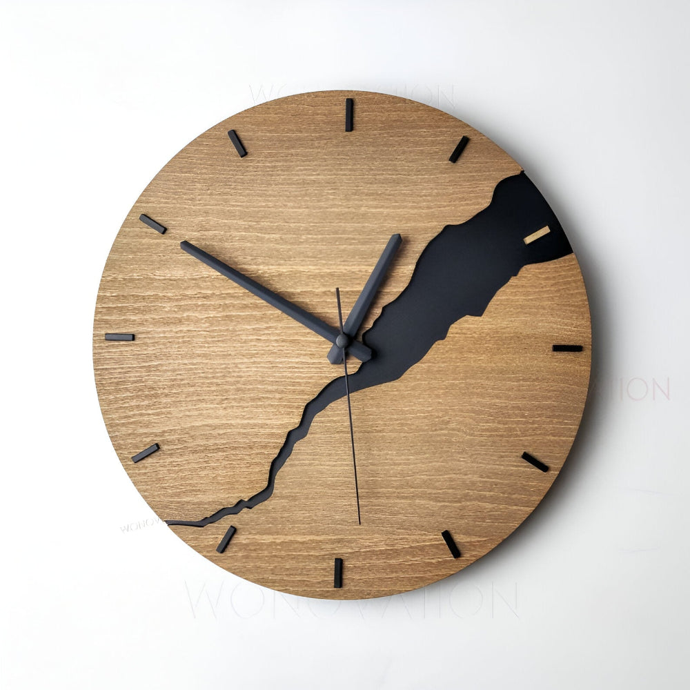 Horloge murale bois style traits sur fond blanc