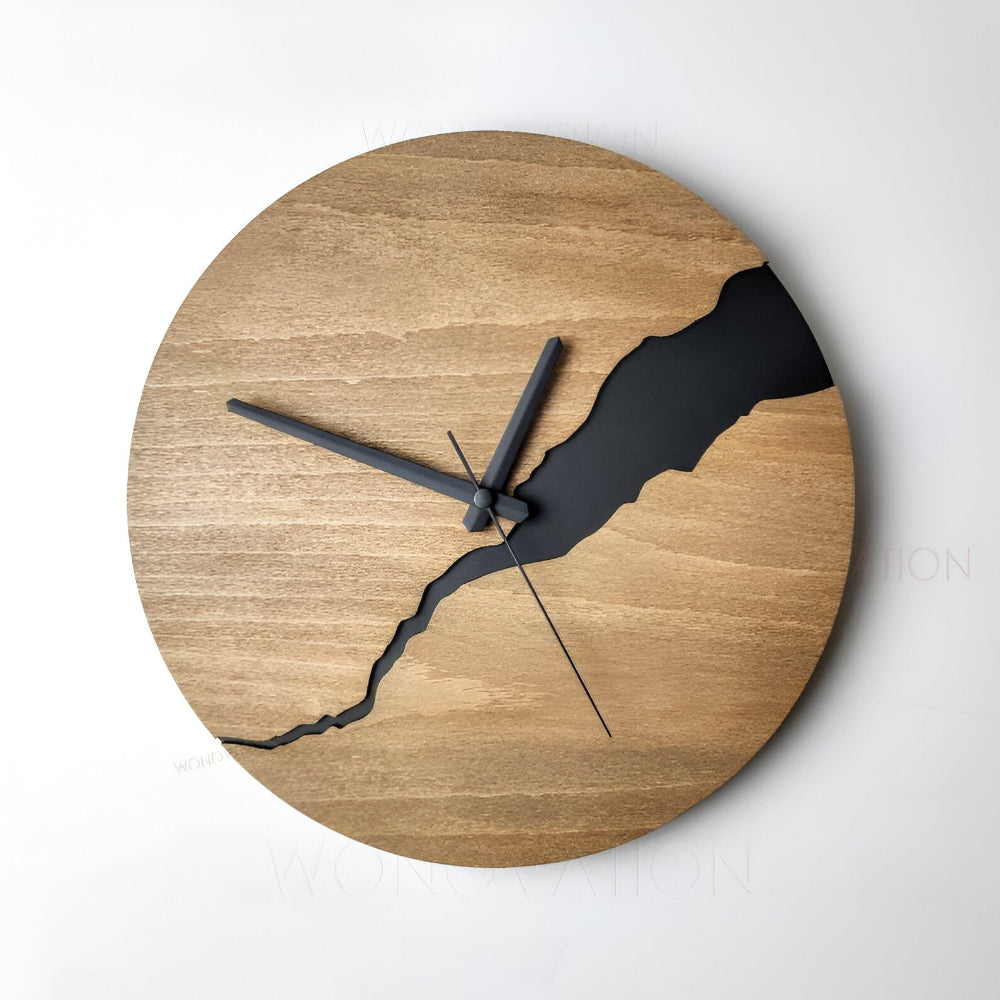 Horloge murale bois style sans repères sur fond blanc