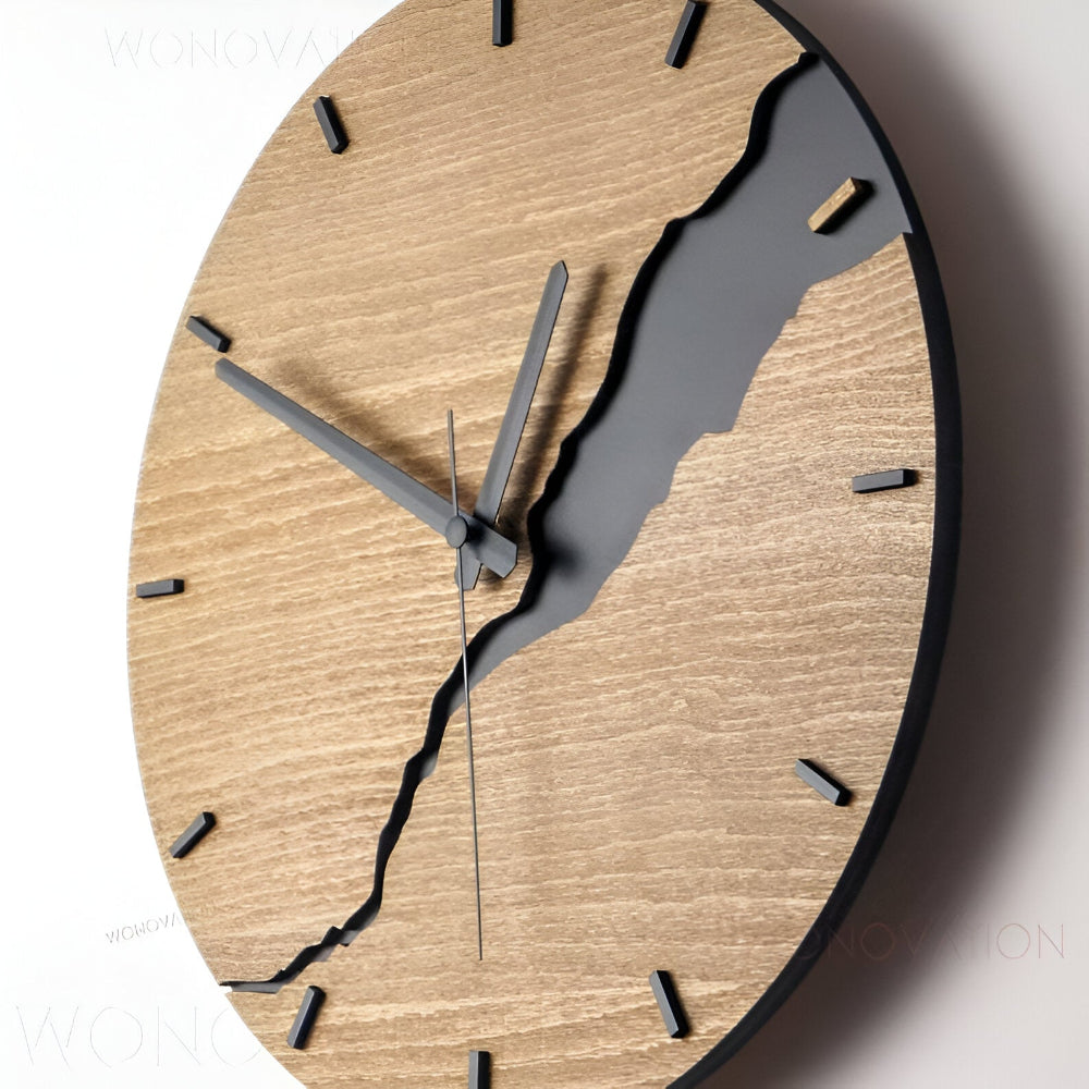 Horloge murale bois style traits vue de côté