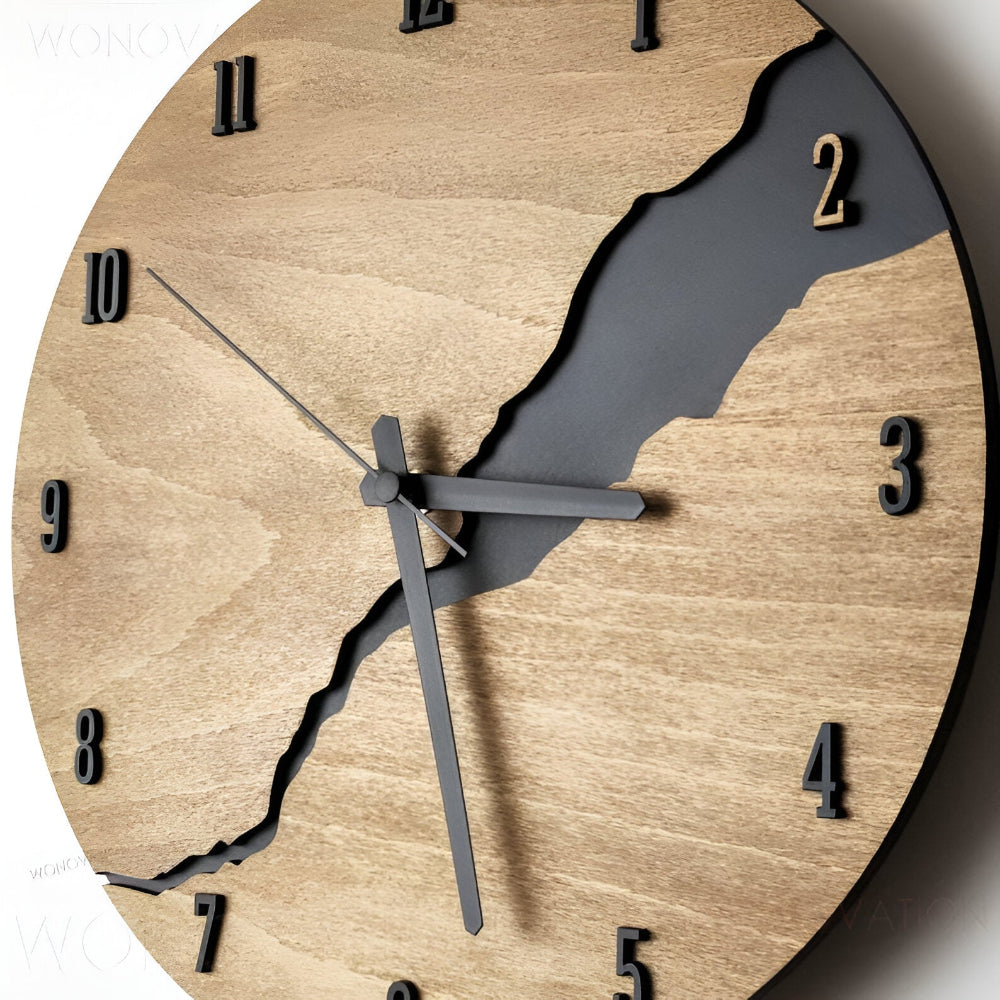 Gros plan sur les chiffres en relief de l'horloge murale bois