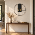 Horloge murale noire aux aiguilles dorées au-dessus d'une console en noyer dans une entrée