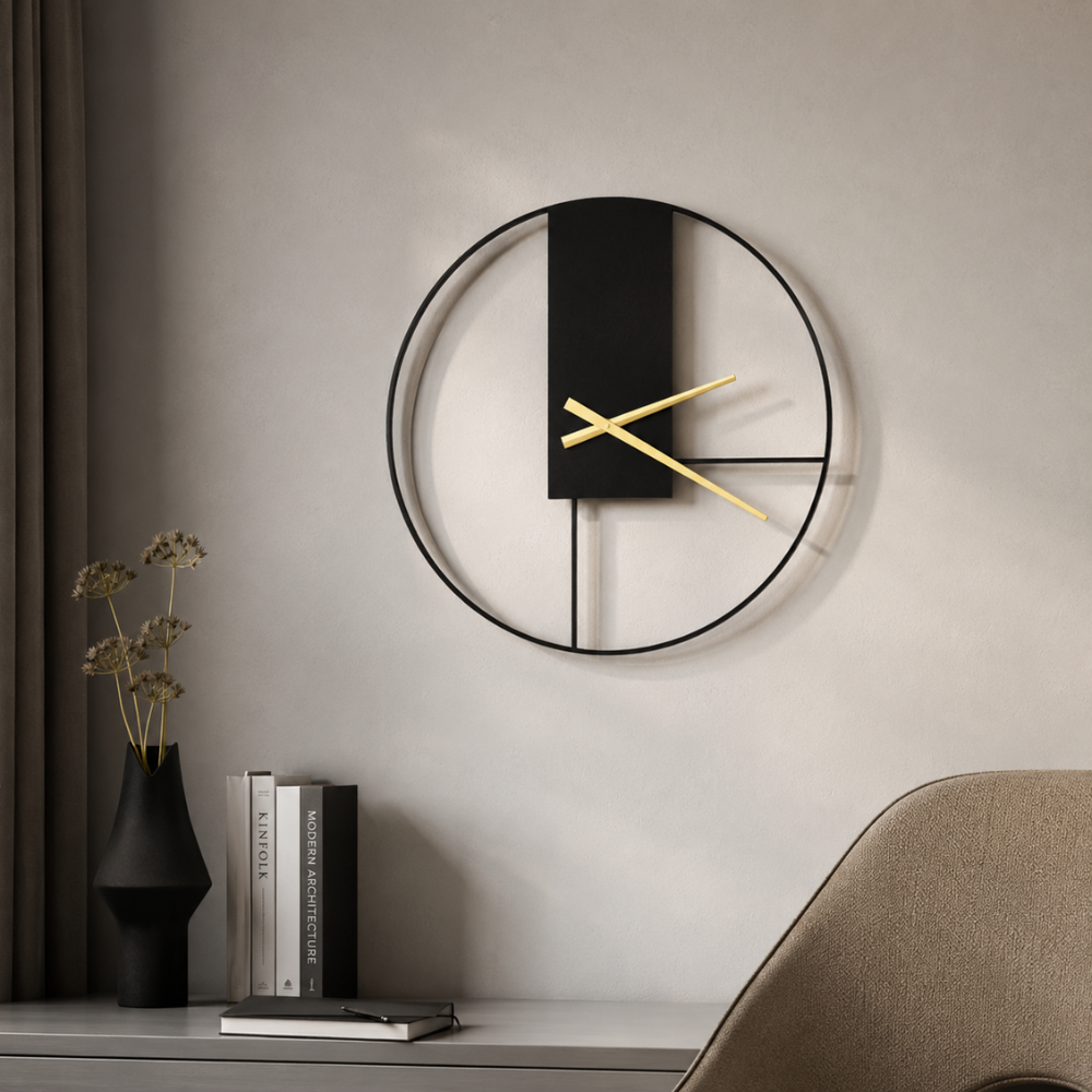 Horloge murale noire et dorée au-dessus d'une étagère dans un salon