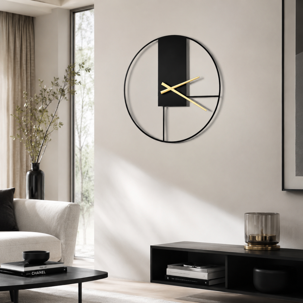 Horloge murale design dans un salon lumineux