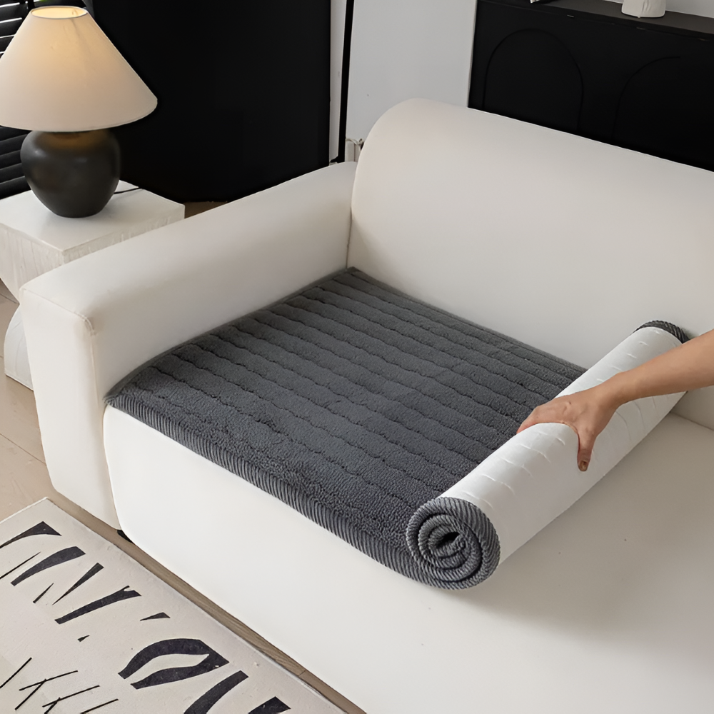 Housse gris foncé déroulée sur l'assise d'un fauteuil