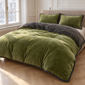 Housse de couette flanelle vert mousse avec envers gris et bord tressé sur un lit double dans une chambre lumineuse