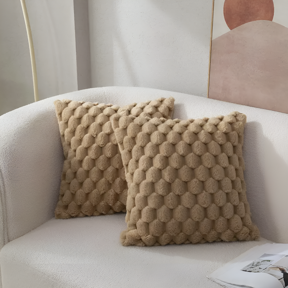 Housses de coussin marron à relief bulles sur un canapé blanc