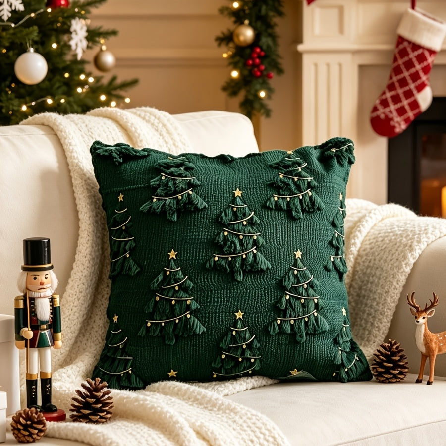 Housse de coussin verte à sapins en relief à côté d'un casse-noisette sur un canapé blanc