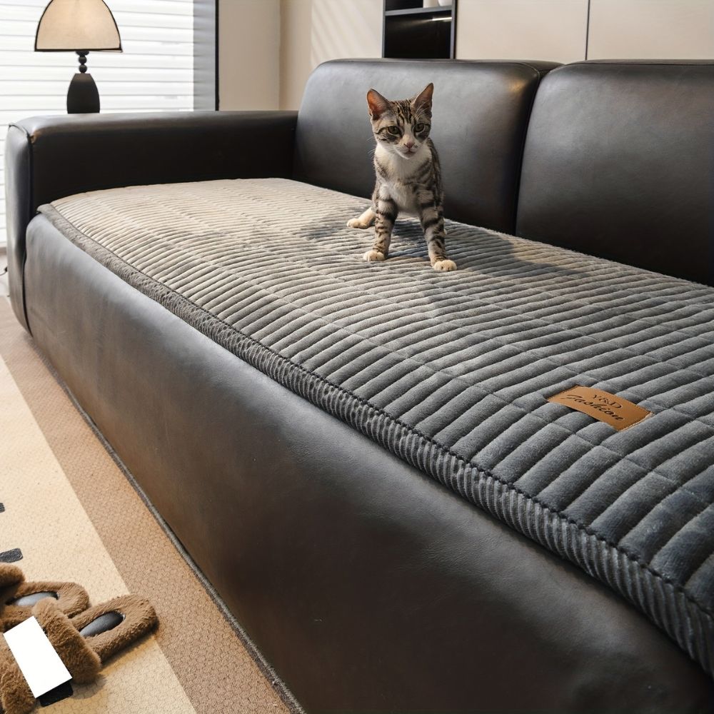 Jeté de canapé matelassé gris ardoise avec un chaton