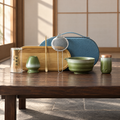 Kit matcha vert mousse sur une table basse en cèdre dans un coin thé japonisant