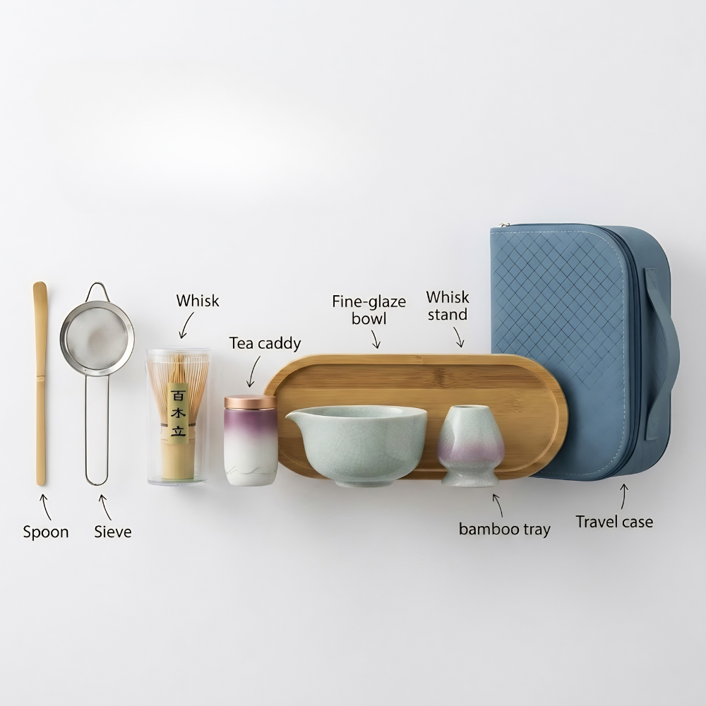 Contenu du kit matcha : cuillère, tamis, fouet, boîte à thé, bol, support, plateau et étui