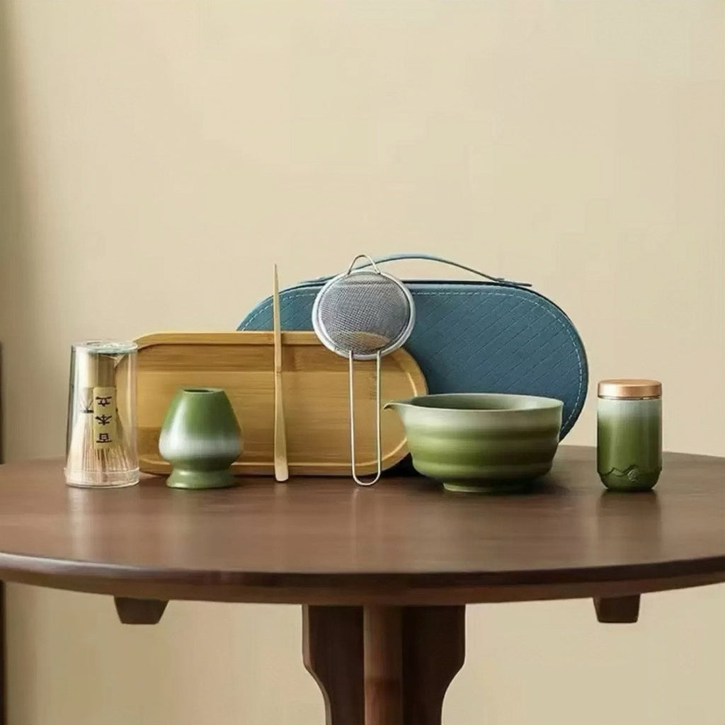 Kit matcha vert mousse sur une table ronde en bois