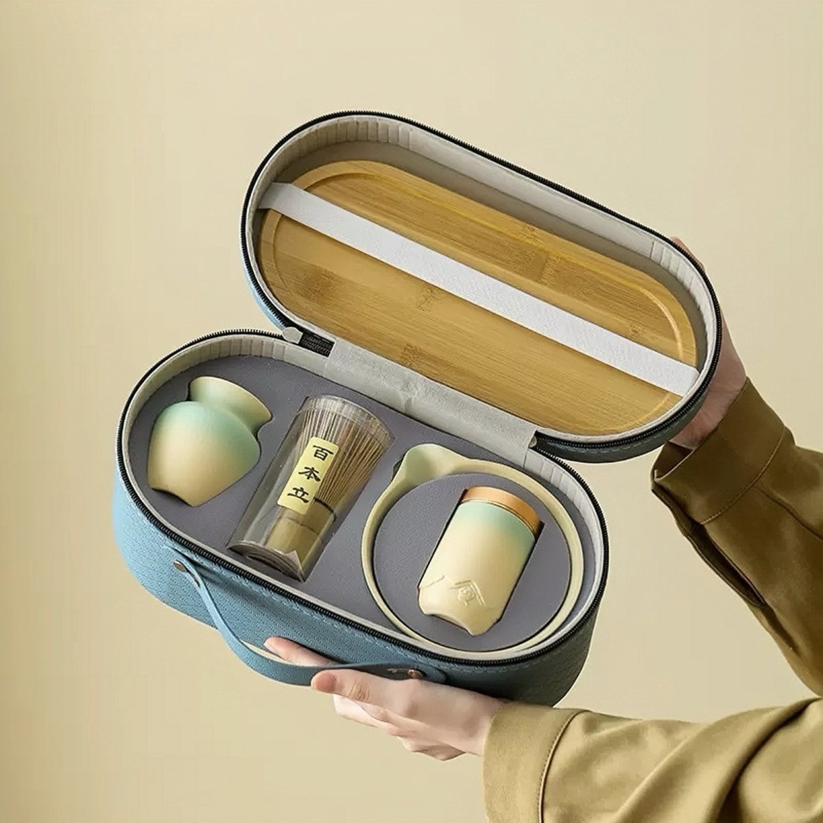 Étui de voyage du kit matcha ouvert avec les pièces rangées